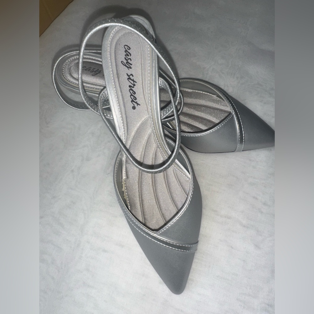 Easy Street Women's Silver Heels size 7W #30